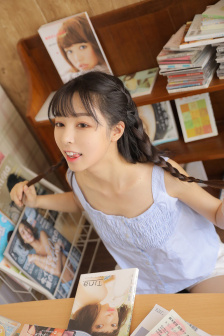 伸进班花衣服揉捏丰满浑圆
